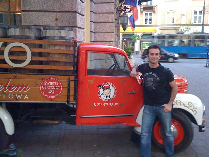 Datei:GeeCON-Pic17-dominik and his pivo.jpg